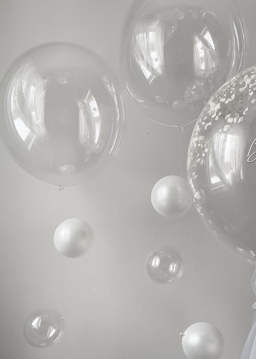 20" Clear Bubble Balloon | White Pearl balloon tail