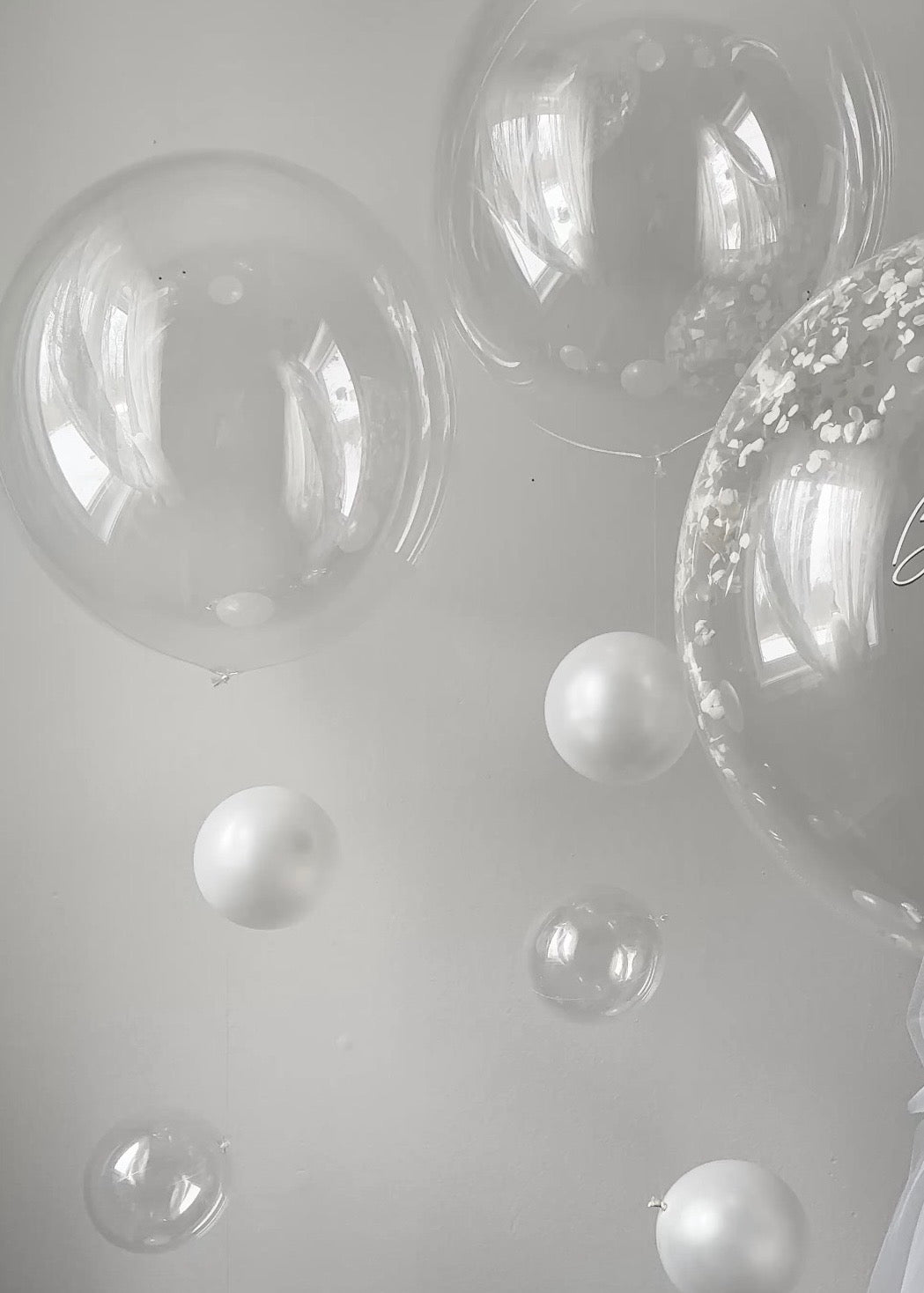 20" Clear Bubble Balloon | White Pearl balloon tail