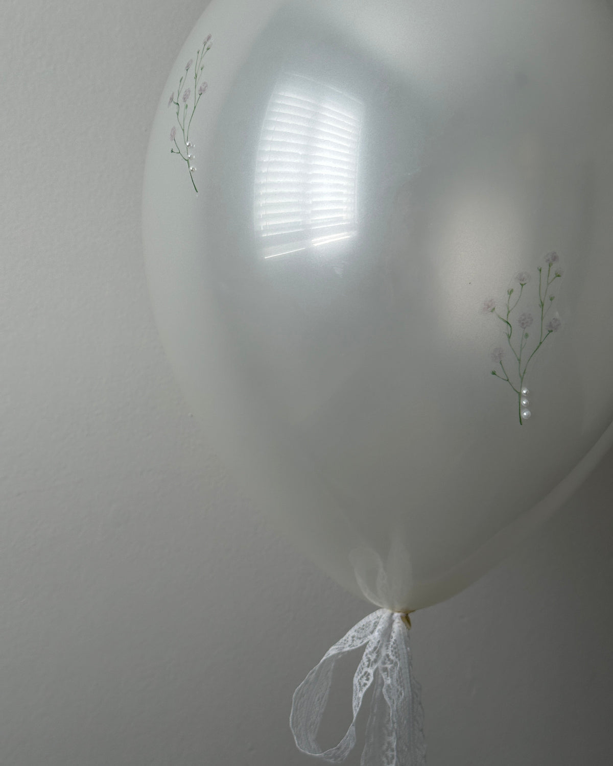 11" Lux Latex Balloon - Pearl Baby’s Breath