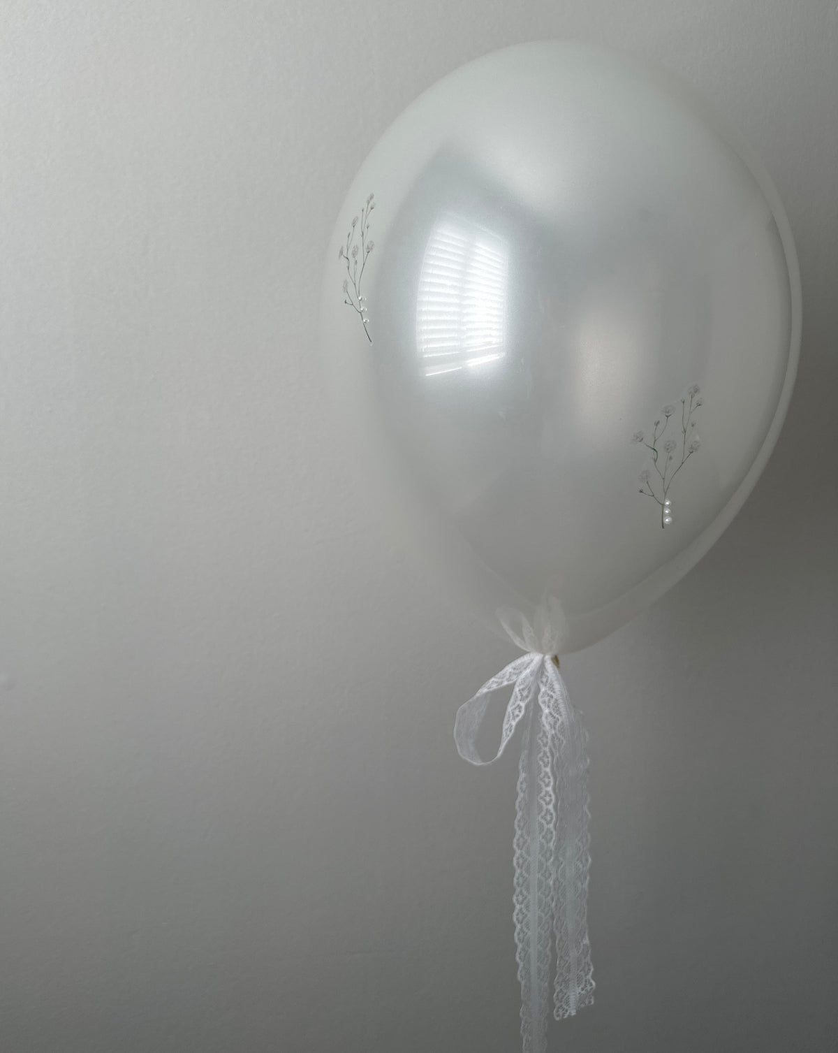 11" Lux Latex Balloon - Pearl Baby’s Breath